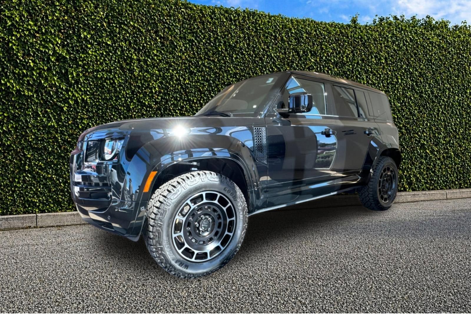 New 2026 Land Rover Defender 110 OCTA AWD/4WD image 2