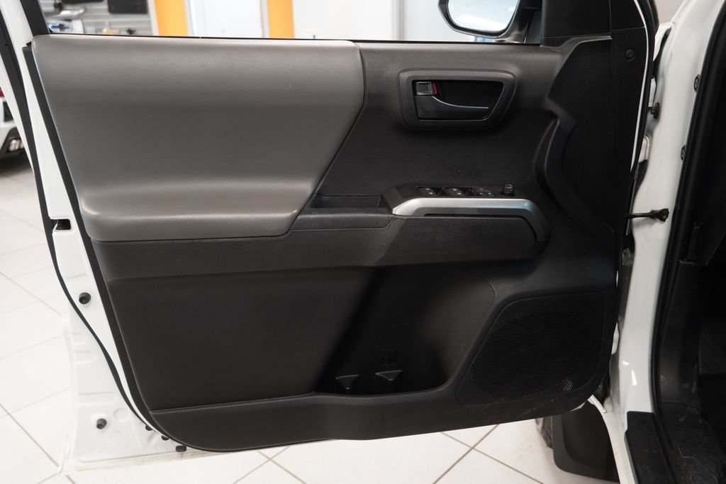 Used 2021 Toyota Tacoma SR5 AWD/4WD image 16