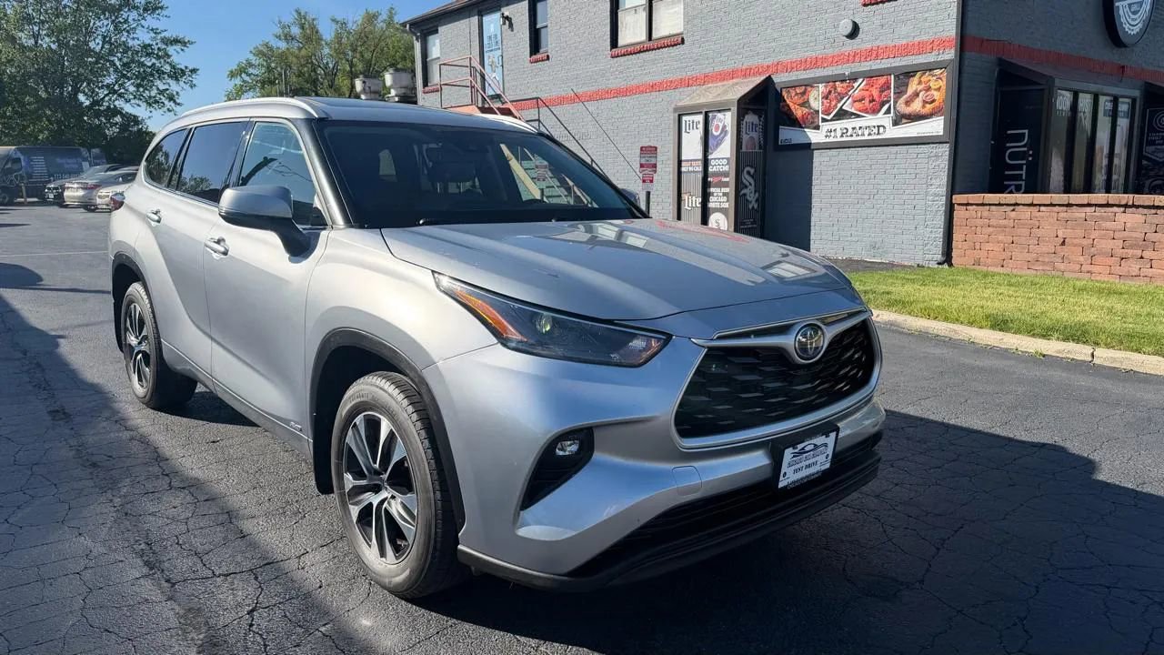 Used 2022 Toyota Highlander XLE AWD/4WD image 5