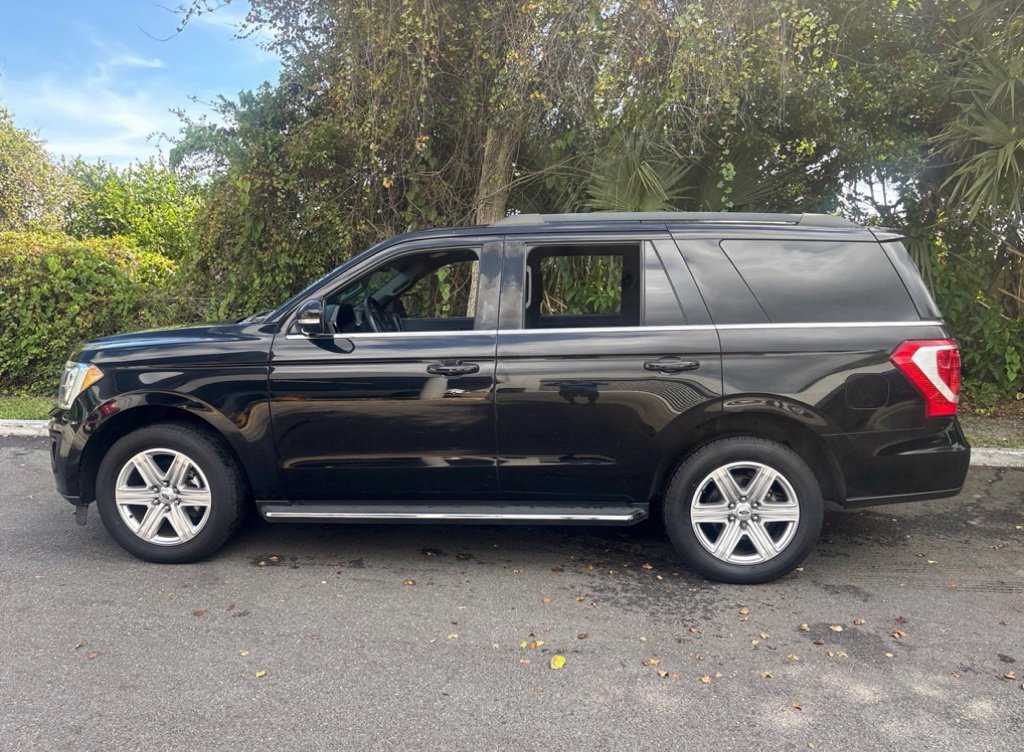 Used 2018 Ford Expedition XLT w/ Equipment Group 202A AWD/4WD image 9