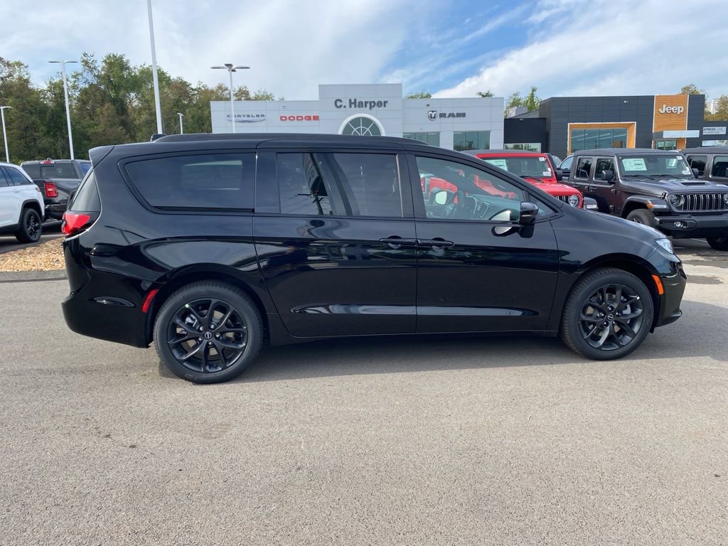 New 2026 Chrysler Pacifica Limited w/ S Appearance Package image 2