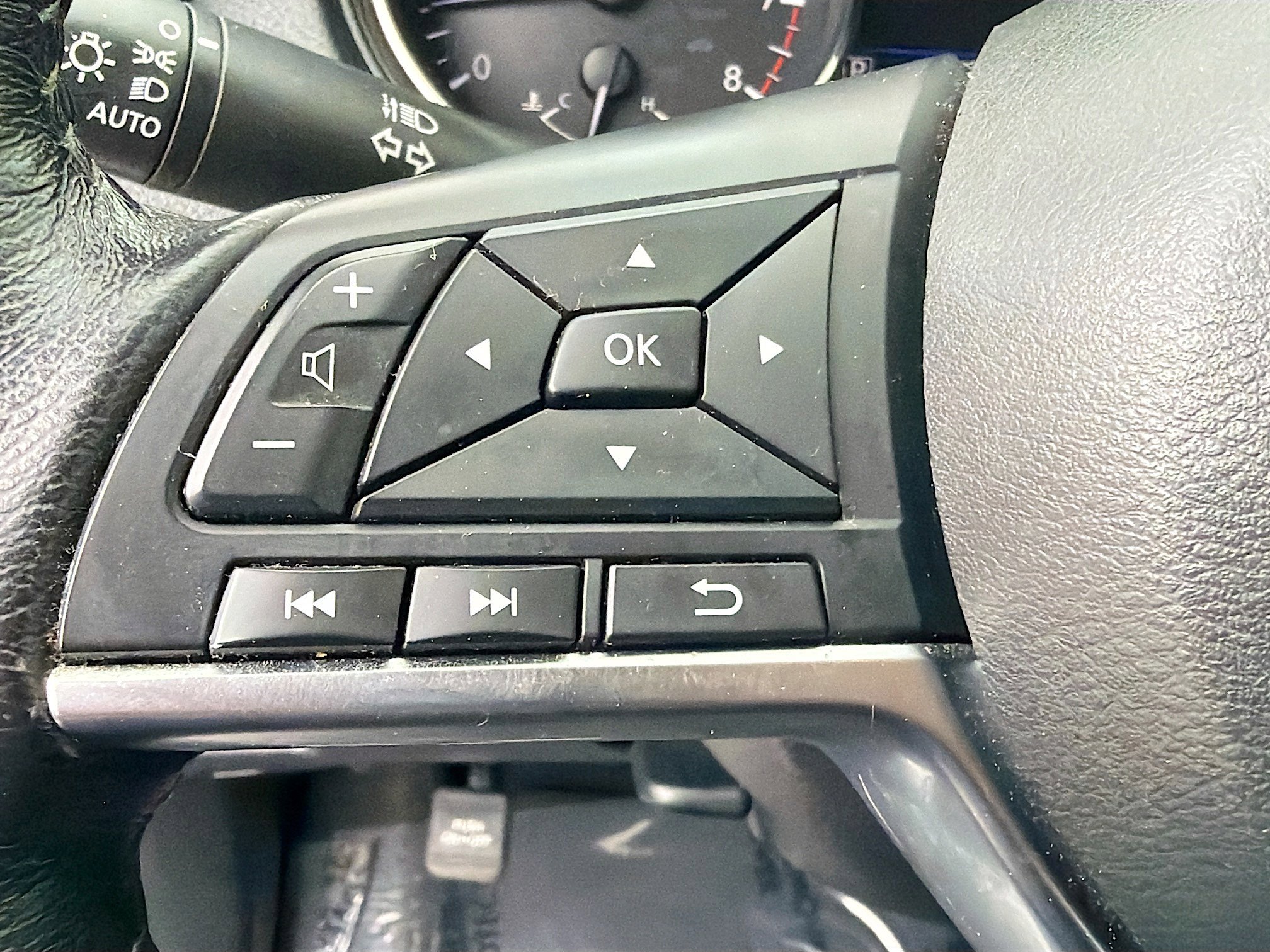 Used 2018 Nissan Rogue SV image 35