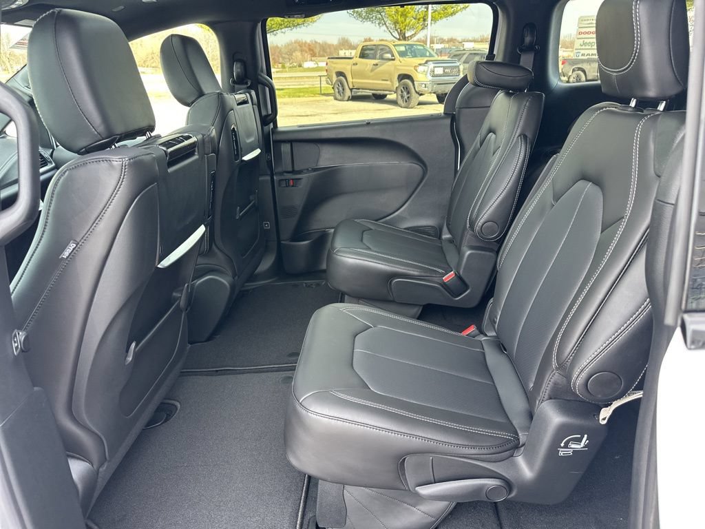 New 2026 Chrysler Pacifica Select AWD/4WD image 47