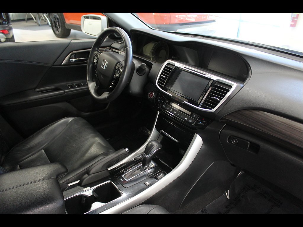 Used 2017 Honda Accord Touring image 23