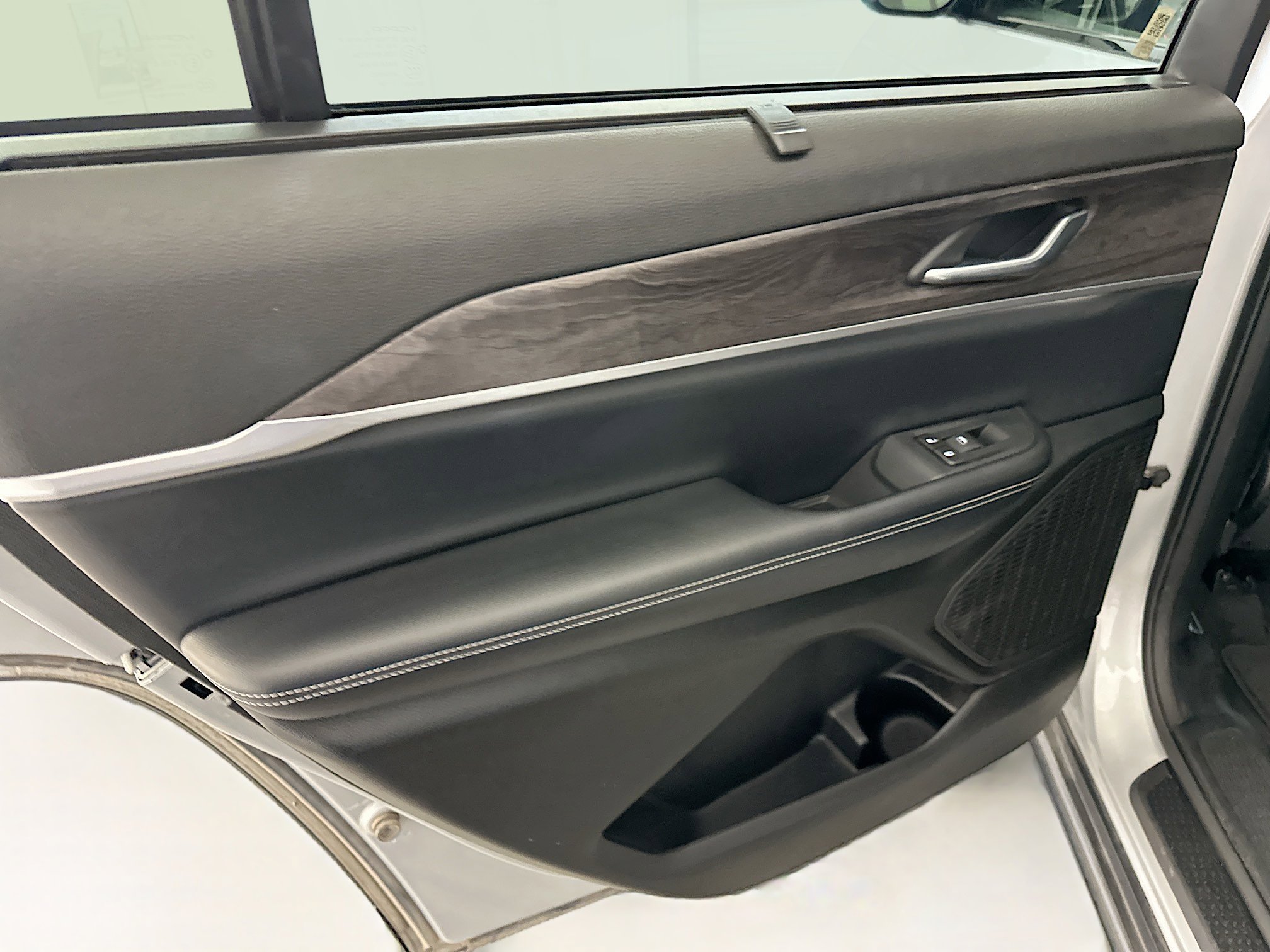 Used 2024 Jeep Grand Cherokee L Limited w/ Luxury Tech Group II image 28