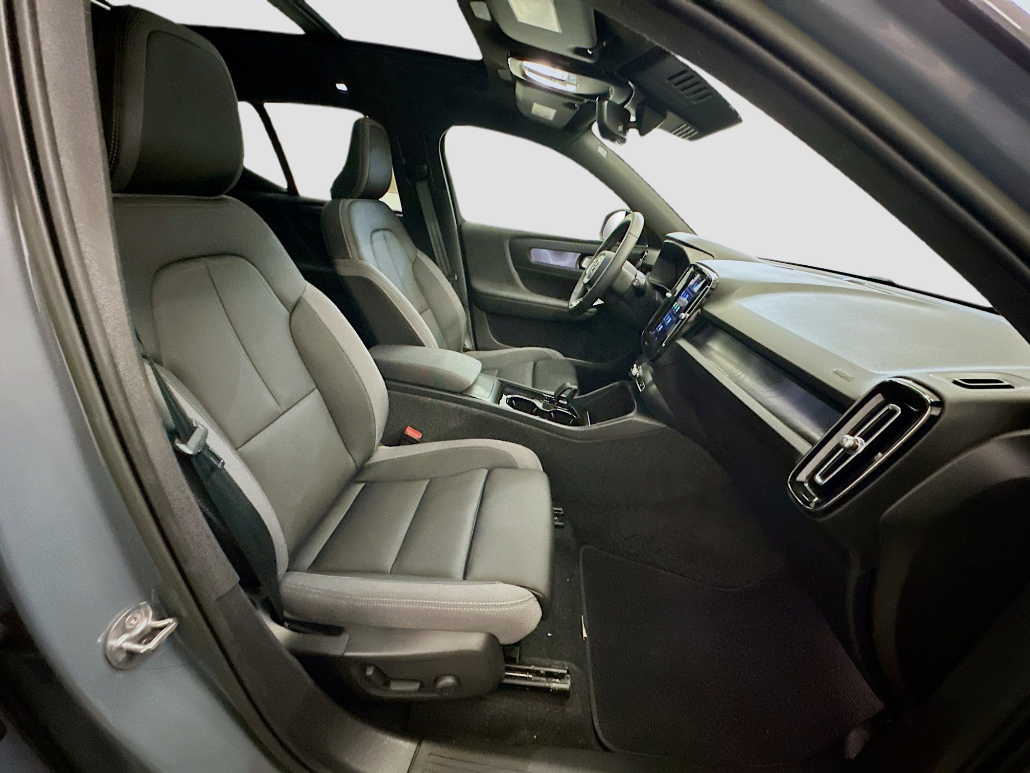 Used 2023 Volvo XC40 Recharge Plus image 34