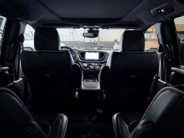 Used 2025 Chrysler Pacifica Limited FWD image 27
