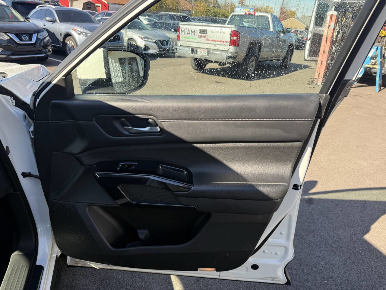 Used 2022 Nissan Pathfinder SV image 15