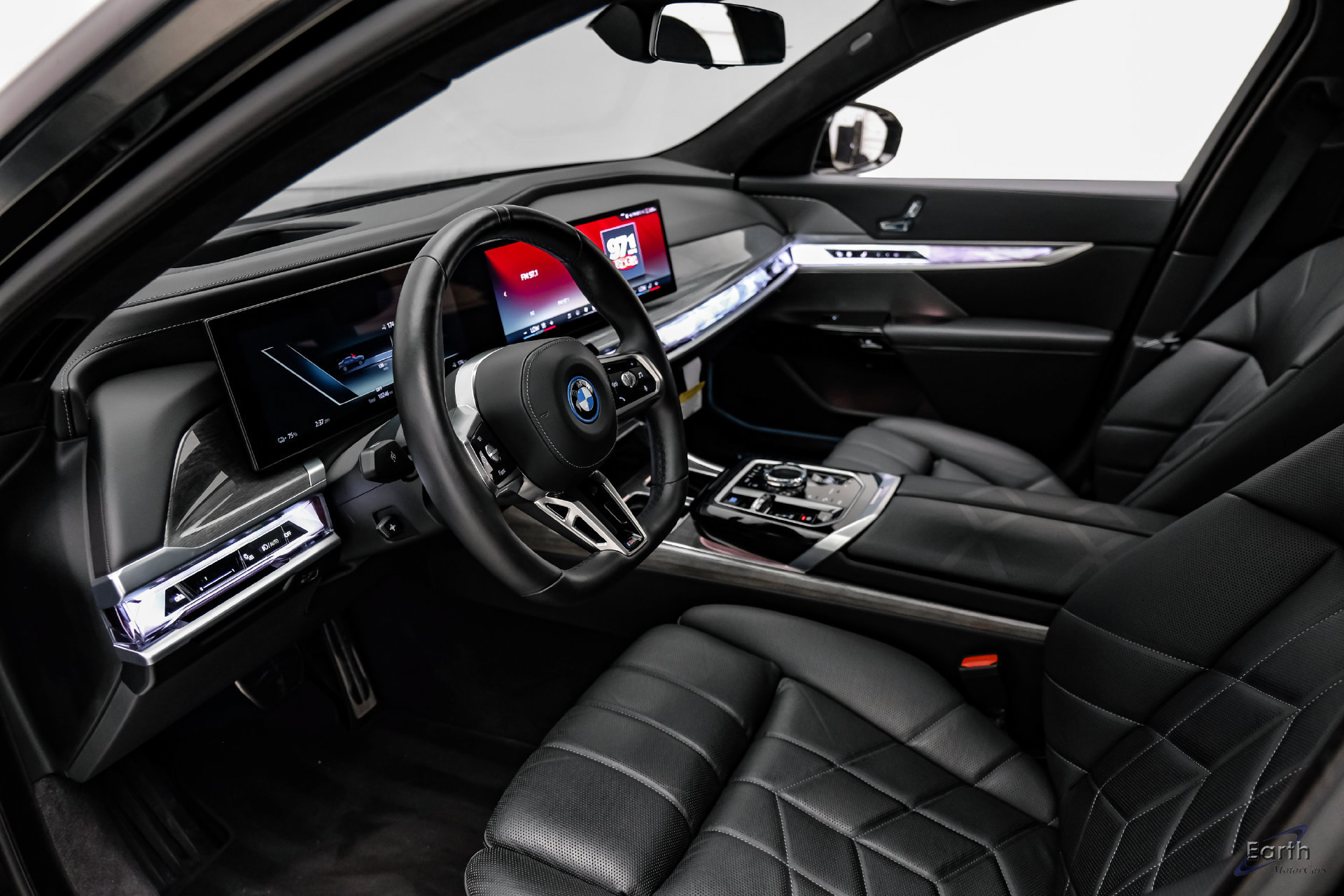 Used 2025 BMW i7 xDrive60 w/ Executive Package AWD/4WD image 3