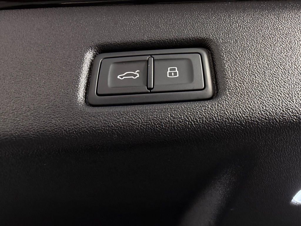 Used 2025 Audi Q5 Premium w/ Convenience Package image 29