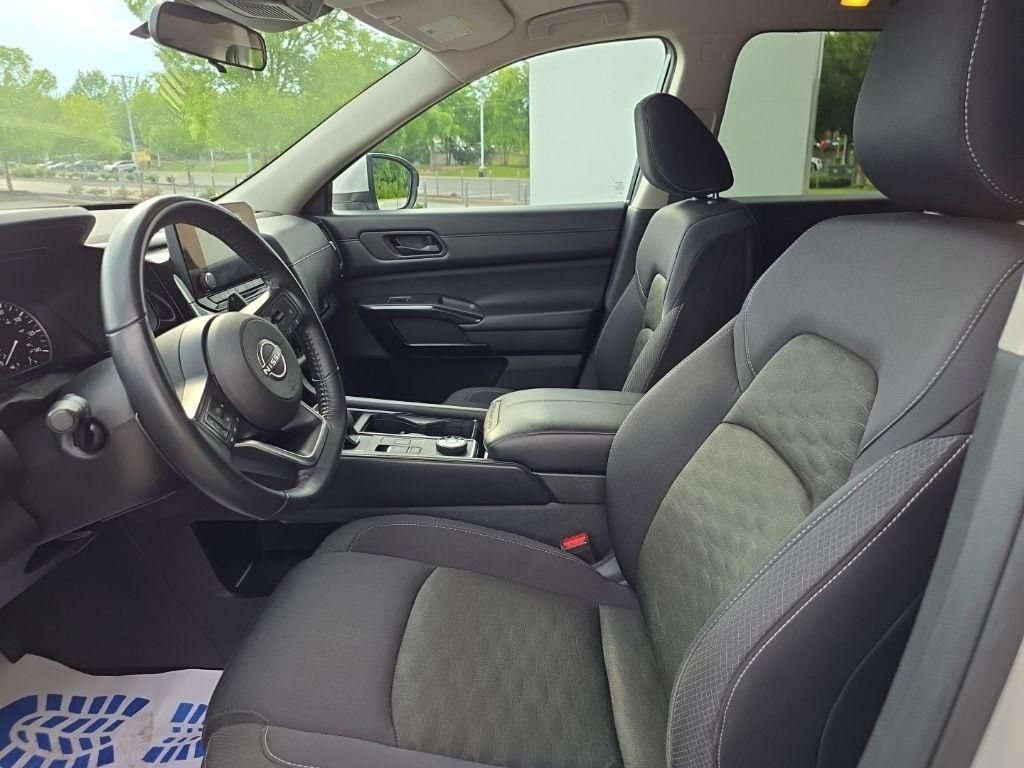 Used 2024 Nissan Pathfinder SV AWD/4WD image 16