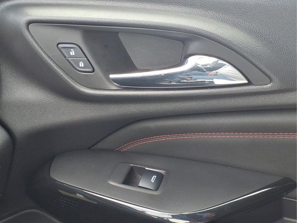 Used 2025 Chevrolet Trax RS w/ Sunroof Package FWD image 31