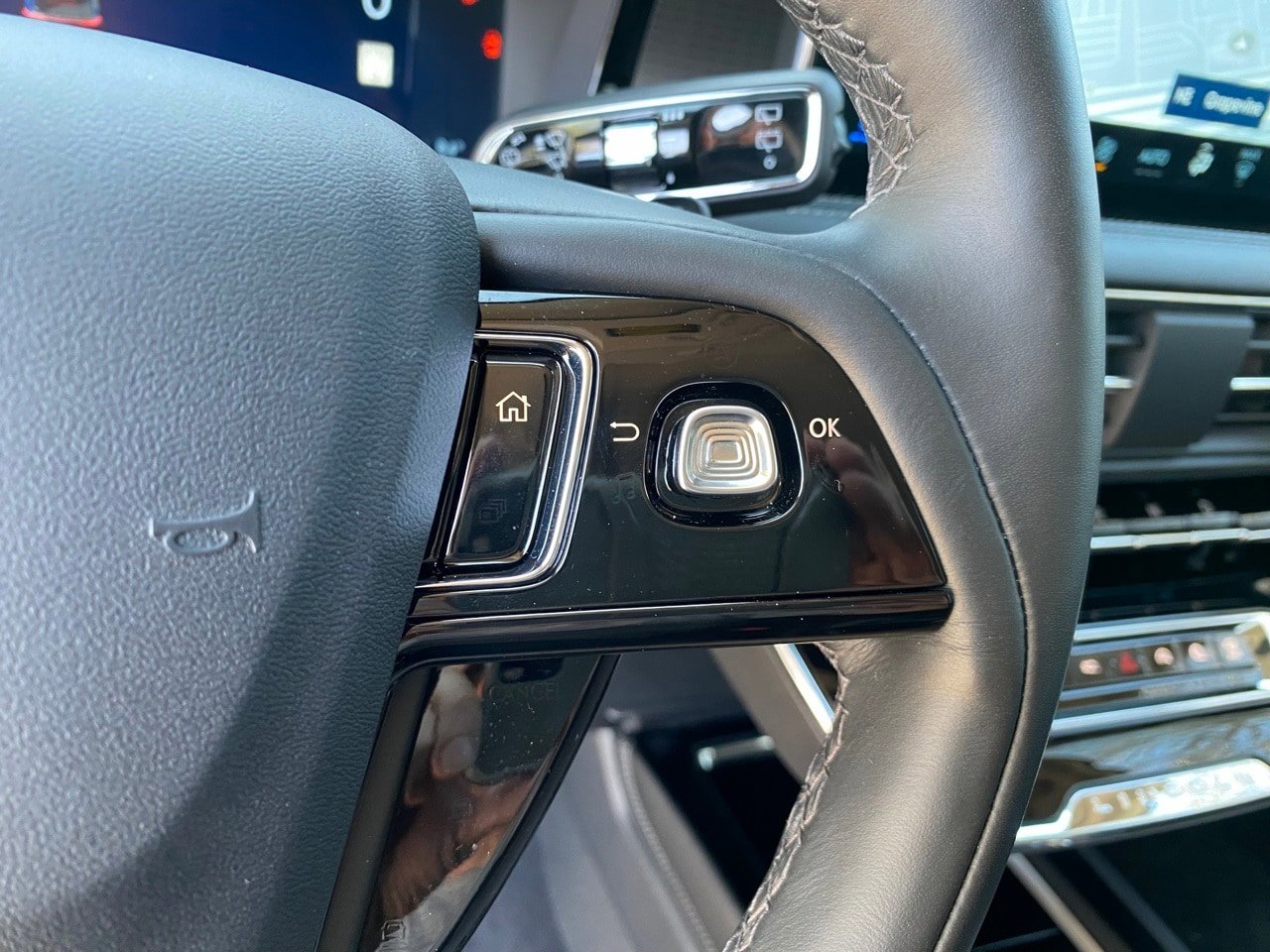 New 2026 Lincoln Corsair Reserve w/ Jet Appearance Package FWD image 25
