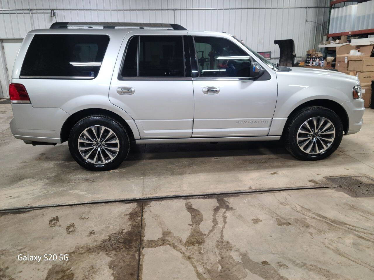 Used 2017 Lincoln Navigator Select image 10