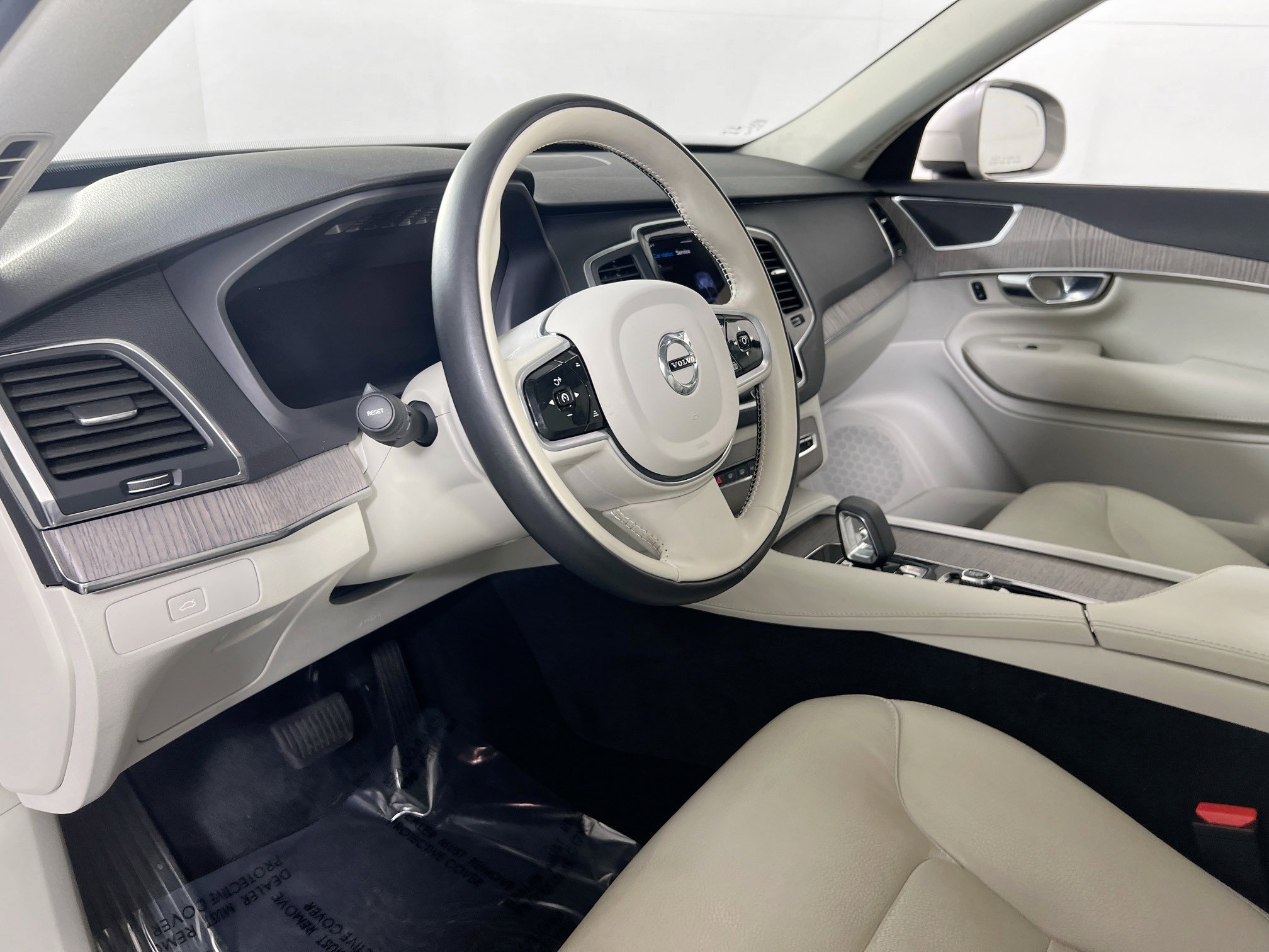 Used 2023 Volvo XC90 B6 Core w/ Protection Package Premier AWD/4WD image 9