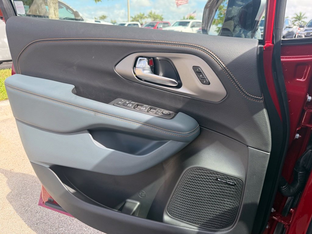 New 2027 Chrysler Pacifica Pinnacle w/ Theater Group FWD image 24