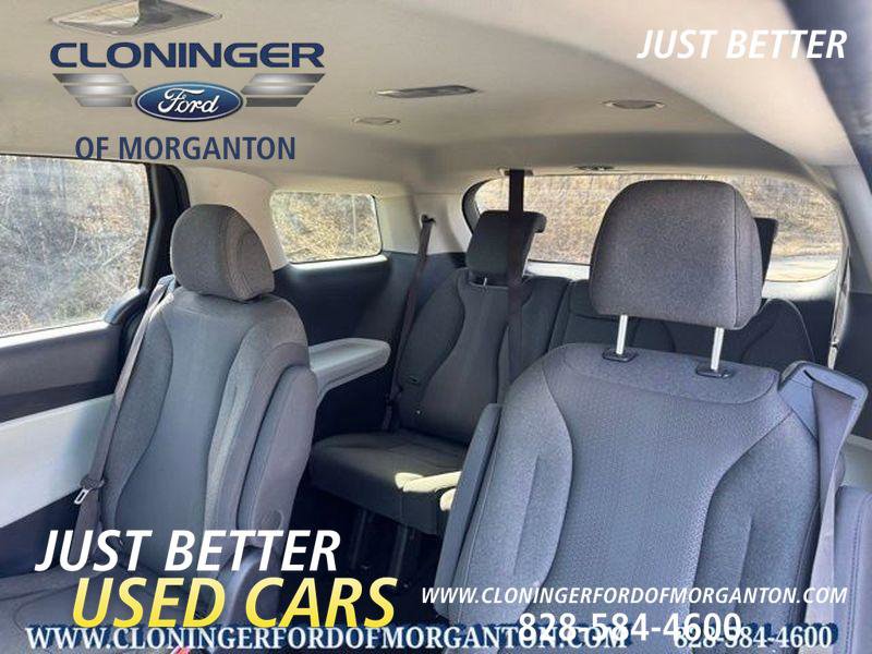 Used 2023 Kia Carnival LX image 13