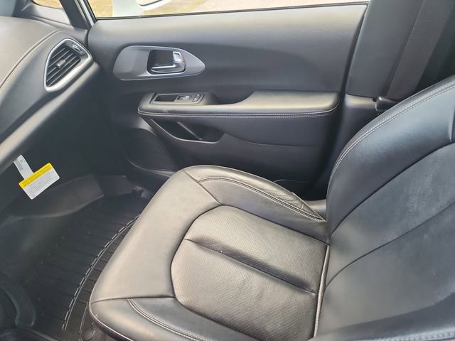 Used 2022 Chrysler Pacifica Touring-L w/ S Appearance Package FWD image 12