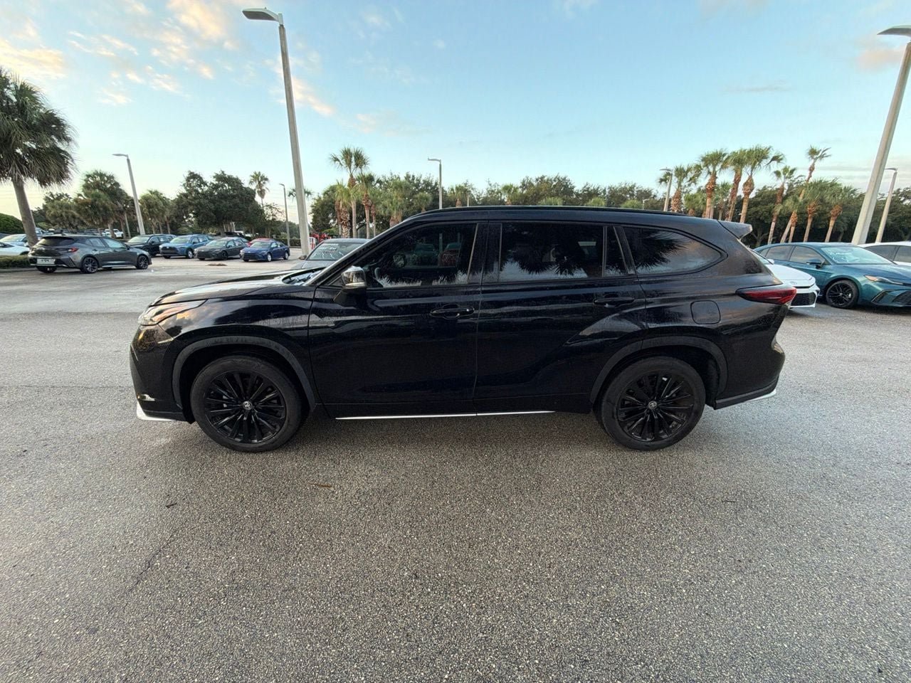 Used 2024 Toyota Highlander XSE AWD/4WD image 2