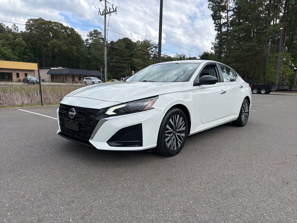 Used 2025 Nissan Altima 2.5 SV FWD image 2