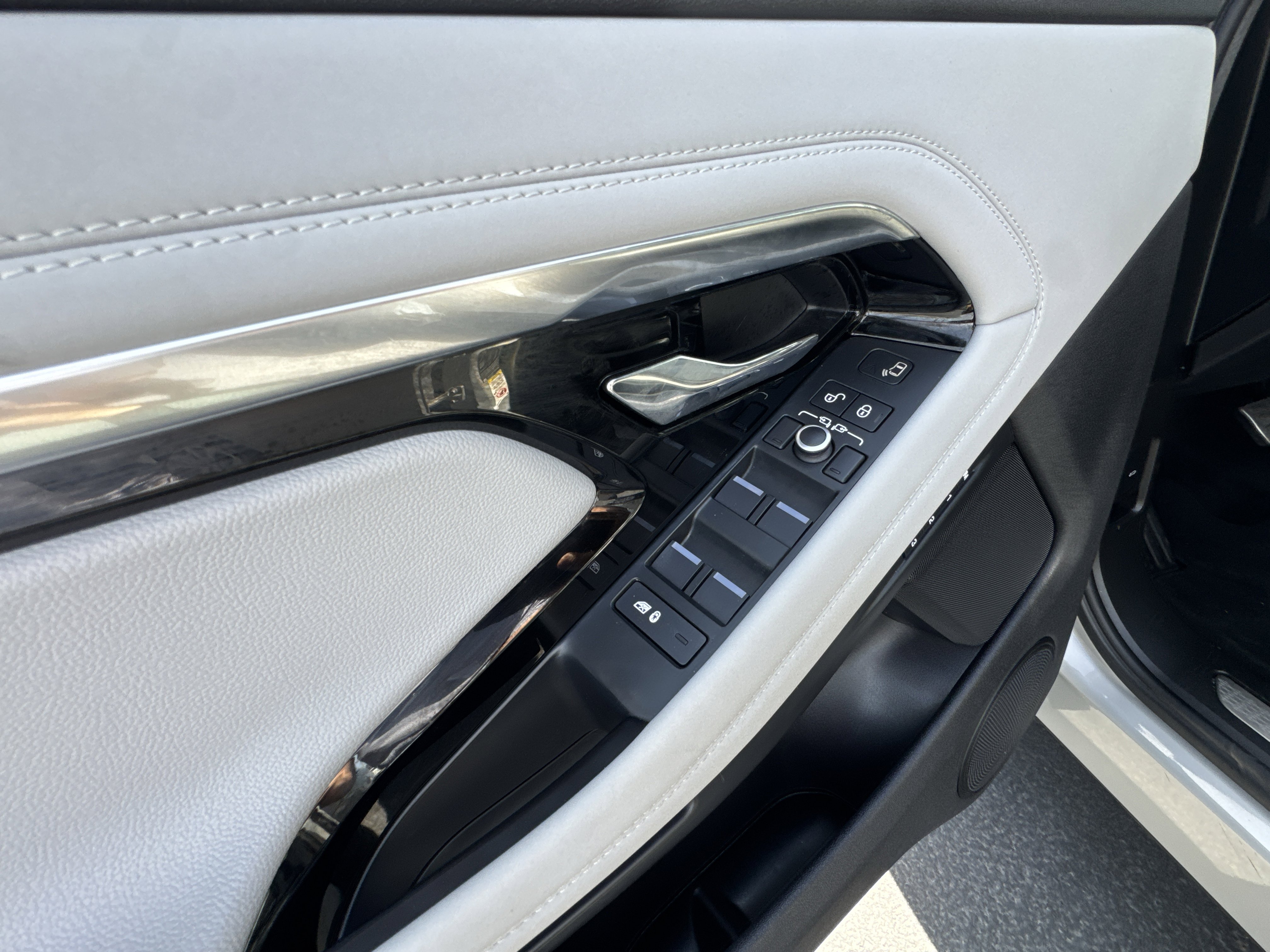 Used 2020 Land Rover Range Rover Evoque First Edition image 24