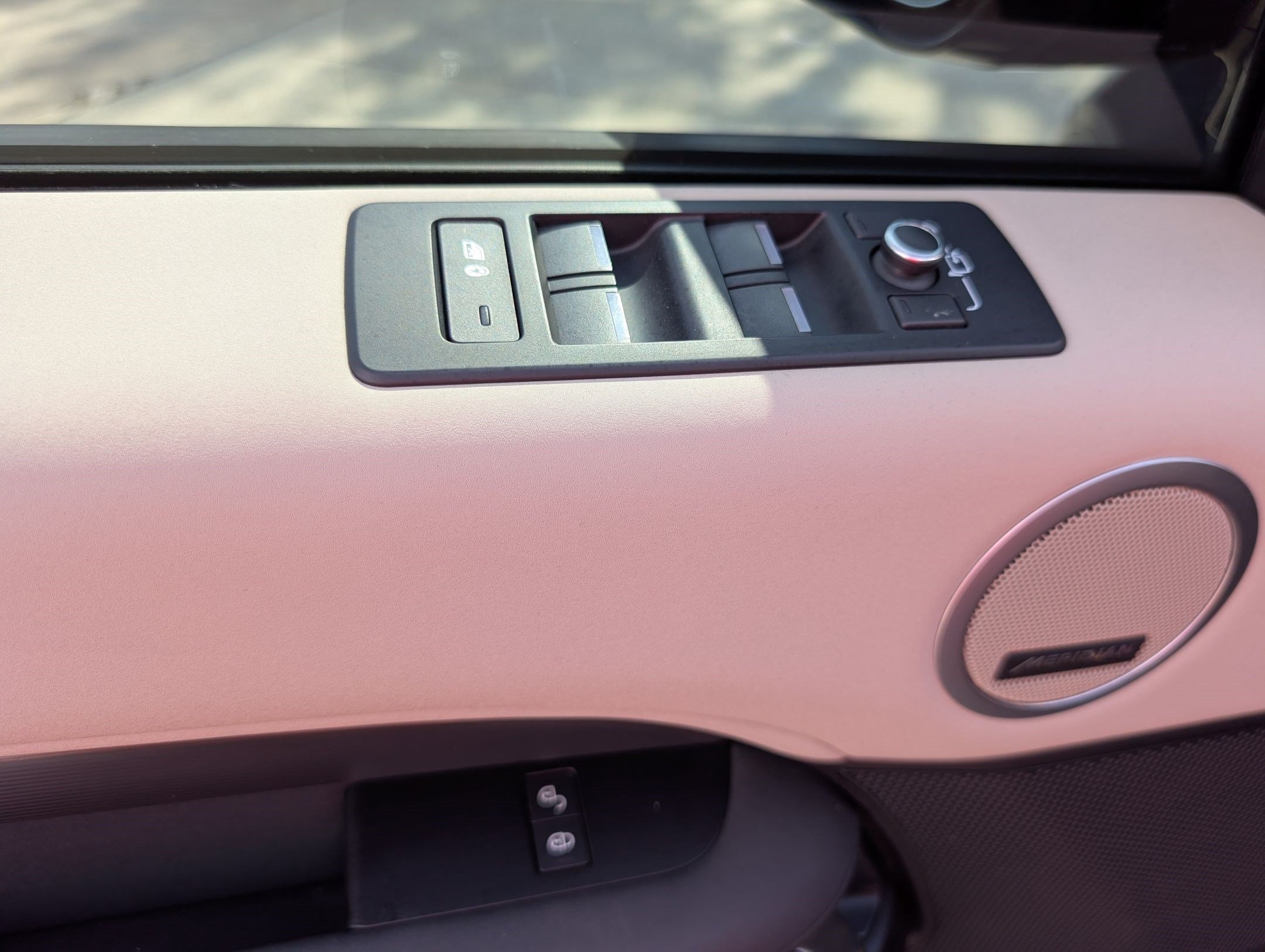 Used 2018 Land Rover Discovery SE AWD/4WD image 11