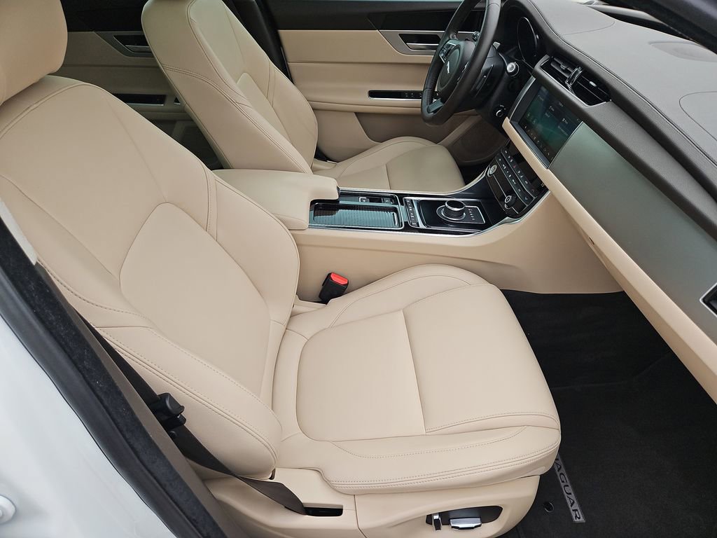 Used 2020 Jaguar XF Premium image 14