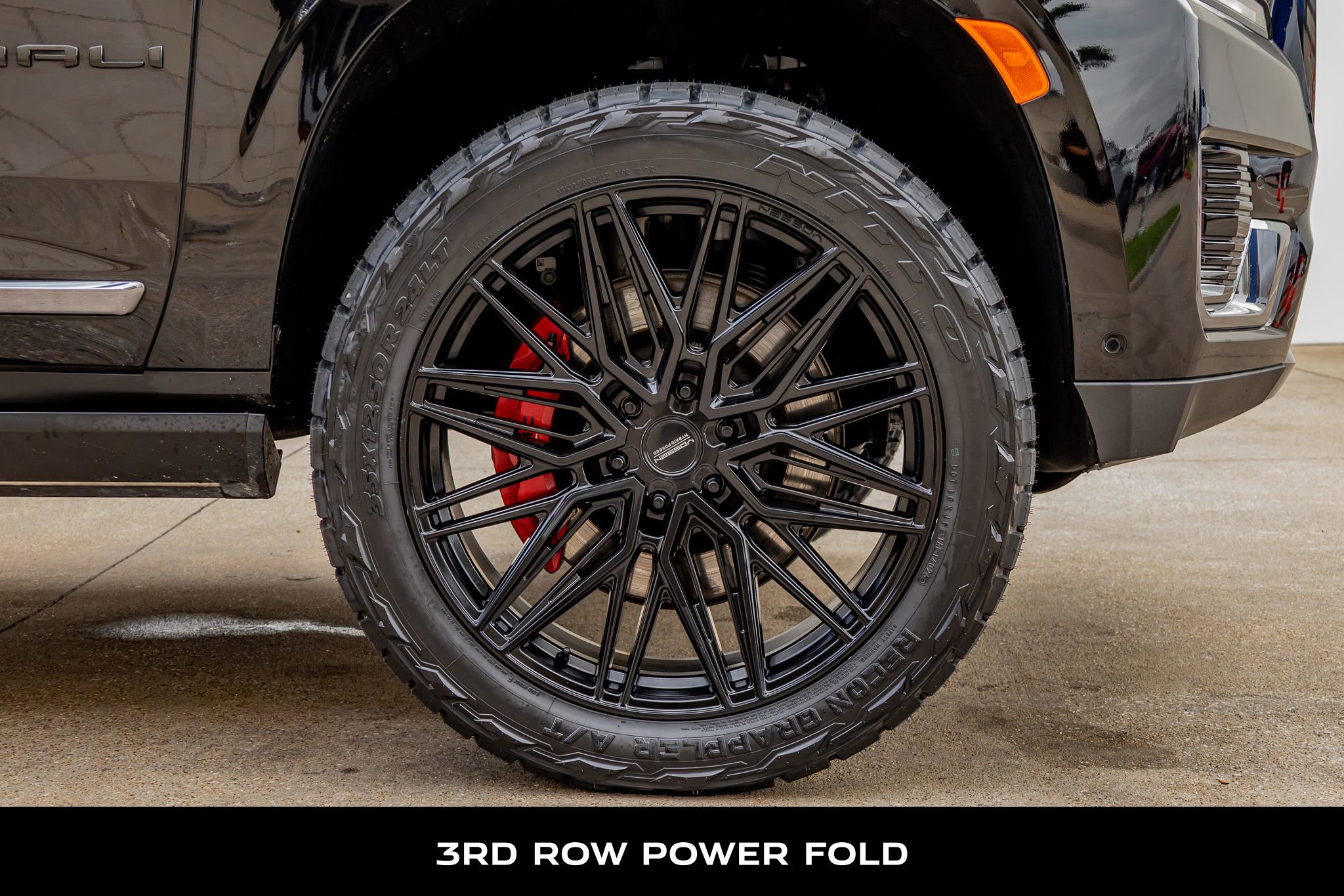 Used 2024 GMC Yukon Denali Ultimate AWD/4WD image 12