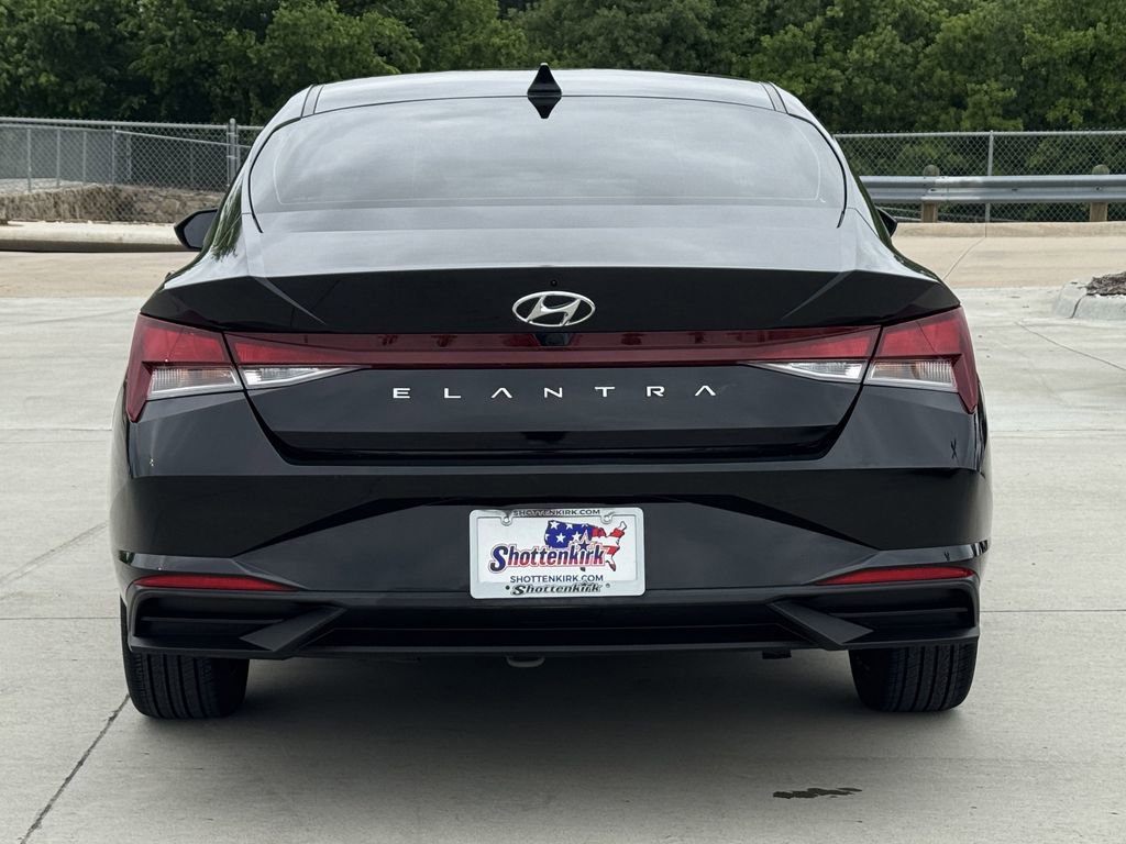 Used 2023 Hyundai Elantra SEL w/ Convenience Package FWD image 5