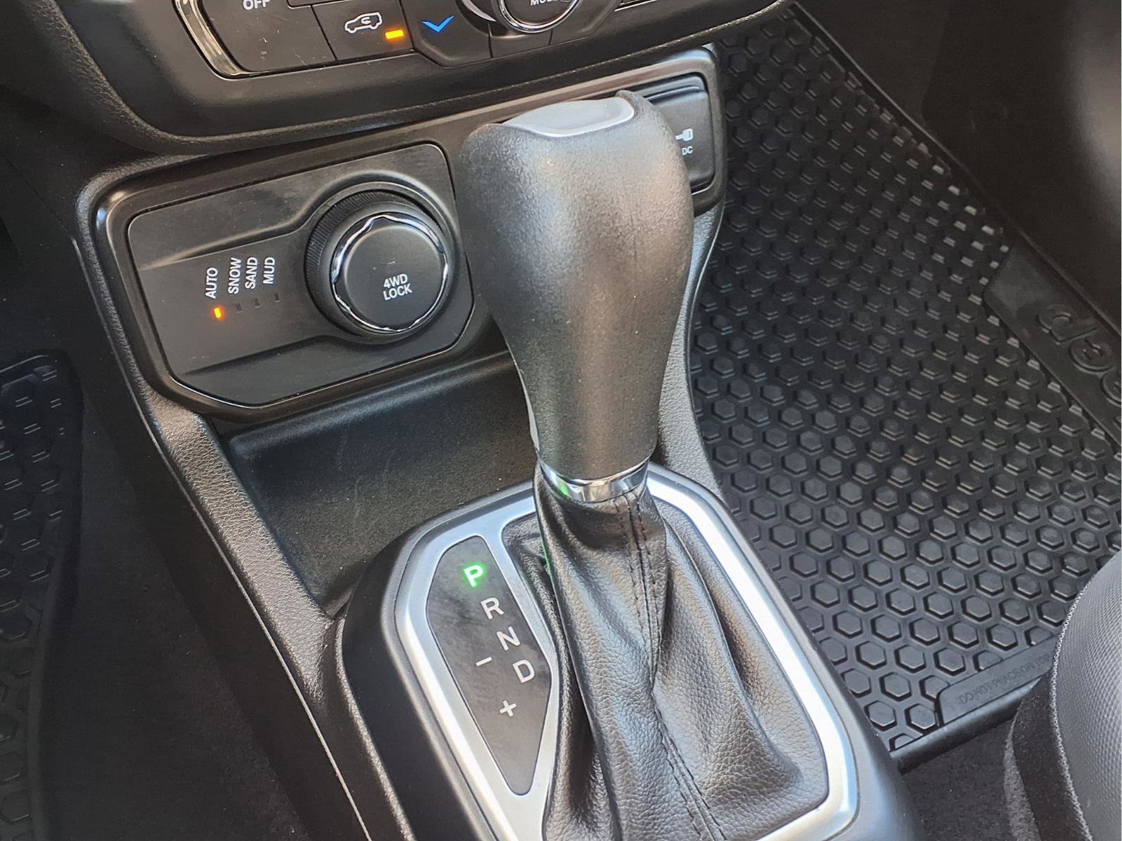 Used 2023 Jeep Renegade Latitude w/ Premium Group AWD/4WD image 17