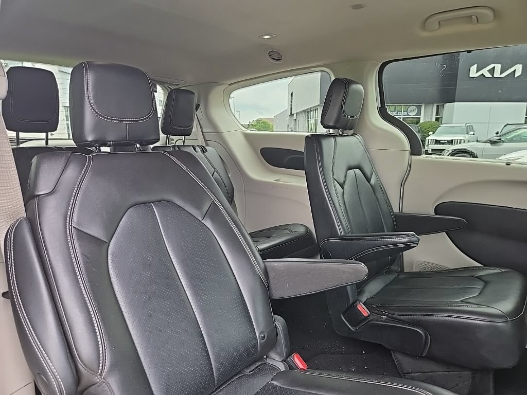 Used 2023 Chrysler Pacifica Touring-L FWD image 32