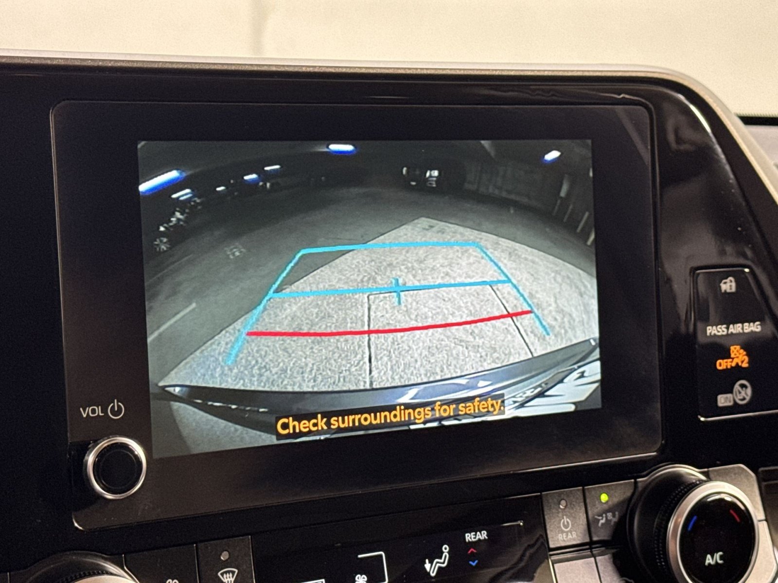 Used 2025 Toyota Highlander LE AWD/4WD image 31