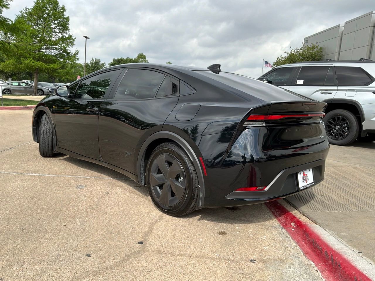 Used 2025 Toyota Prius LE image 9