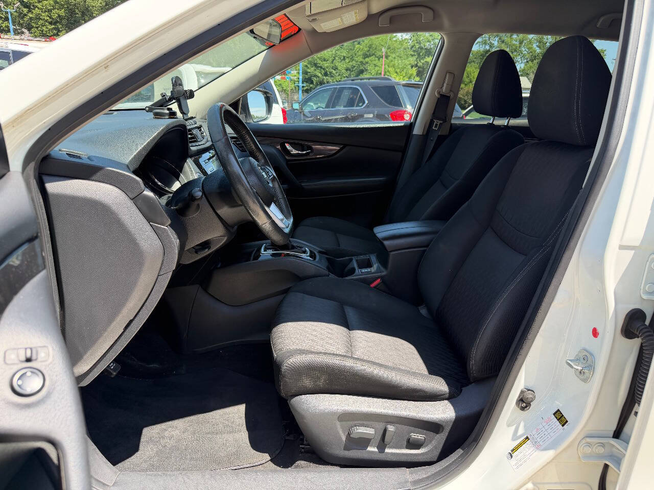 Used 2017 Nissan Rogue SV AWD/4WD image 9