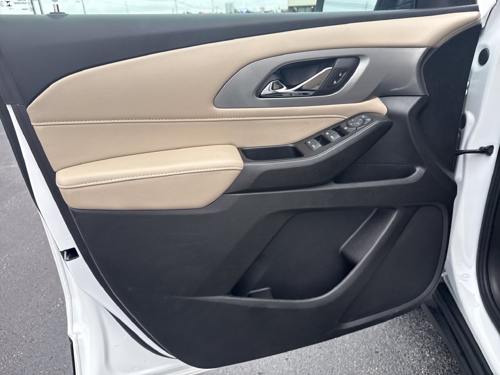 Used 2023 Chevrolet Traverse LS FWD image 12