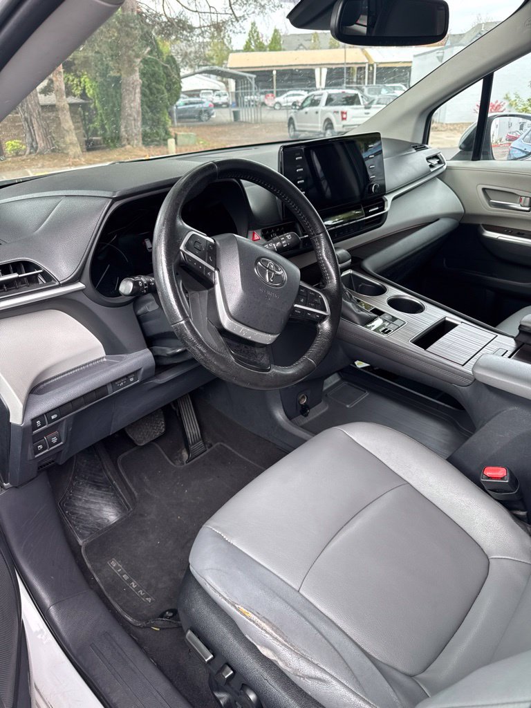 Used 2023 Toyota Sienna XLE FWD image 2