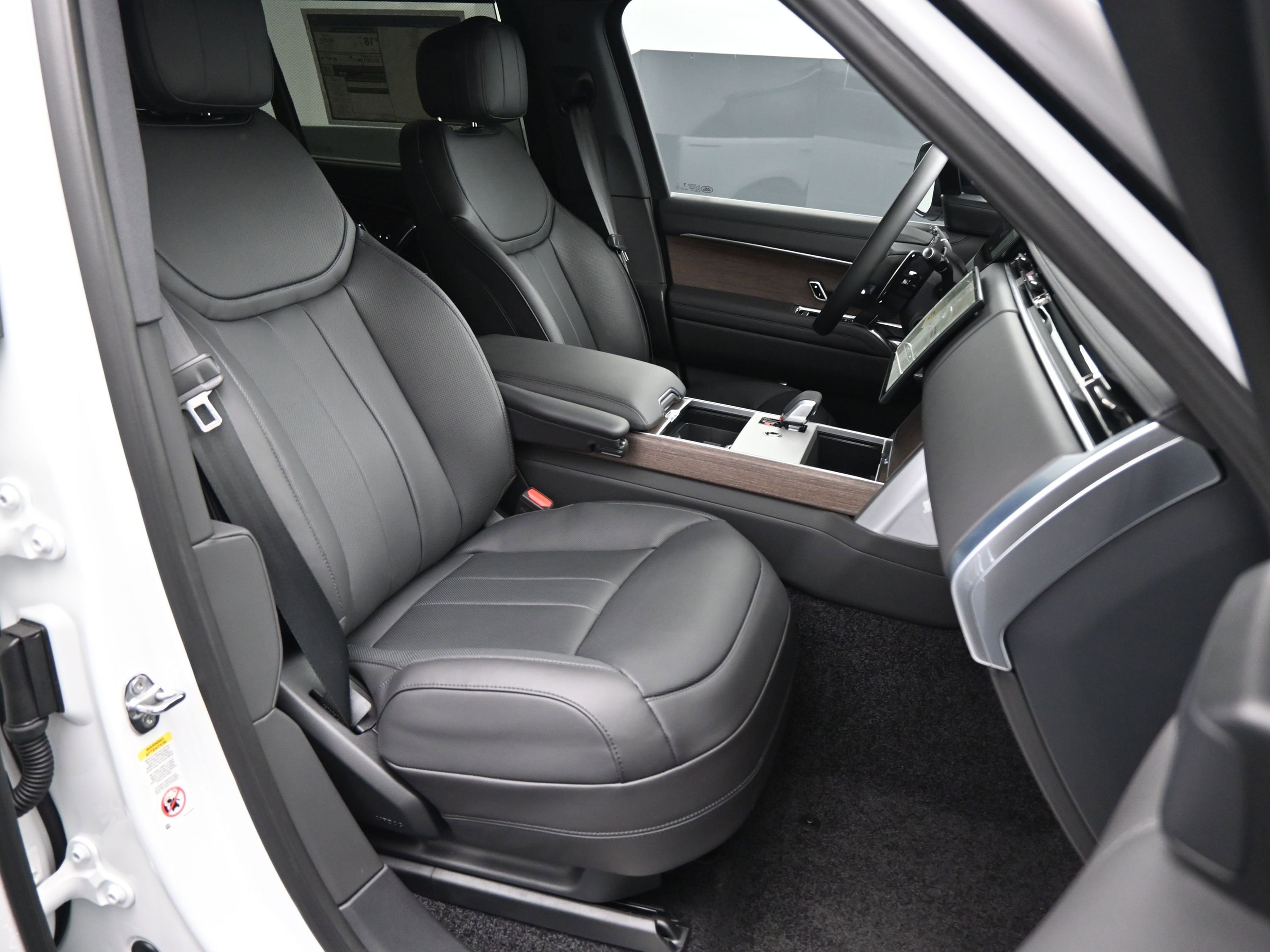 New 2025 Land Rover Range Rover Long Wheelbase SE image 10