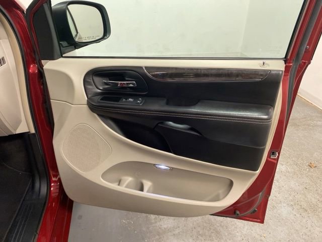 Used 2013 Chrysler Town & Country Touring image 24