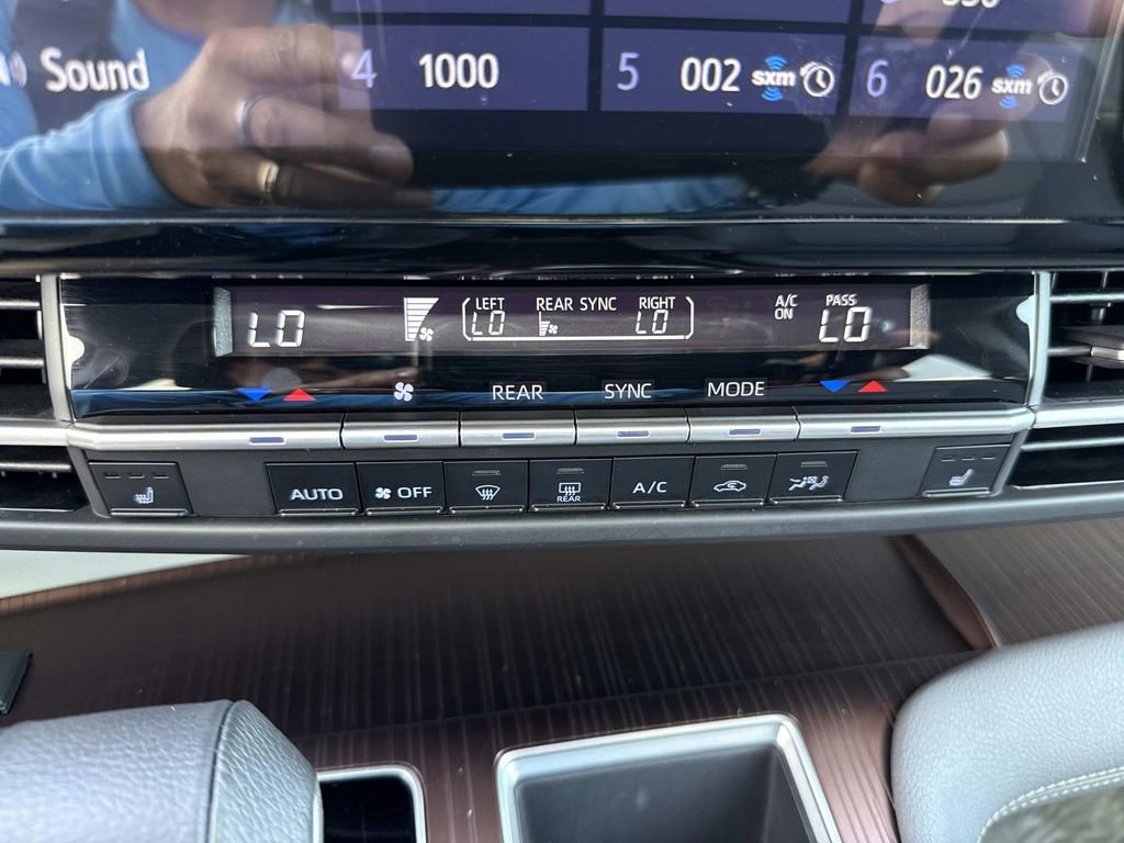 Used 2024 Toyota Sienna XLE FWD image 29