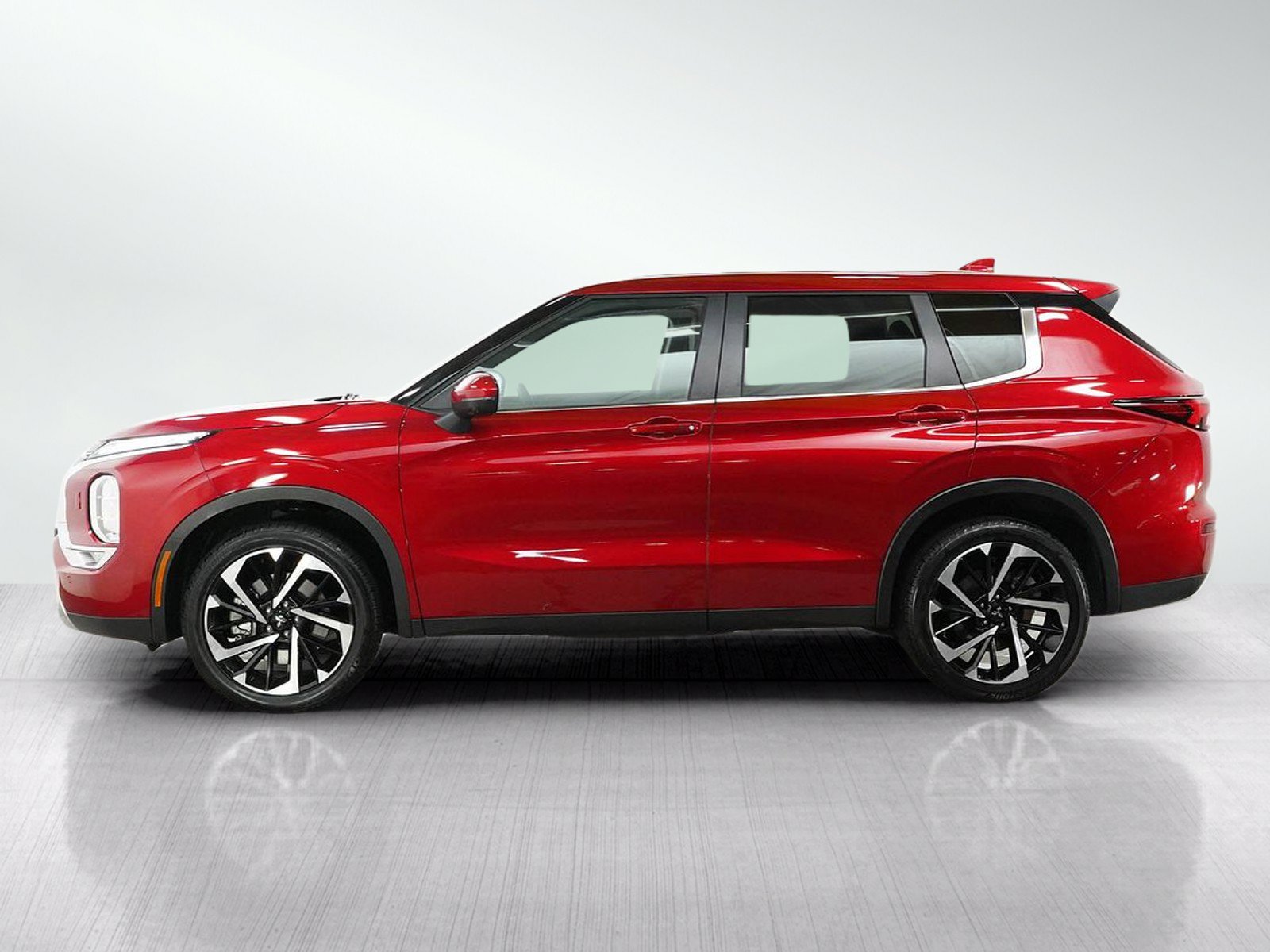 Used 2023 Mitsubishi Outlander SE AWD/4WD image 2