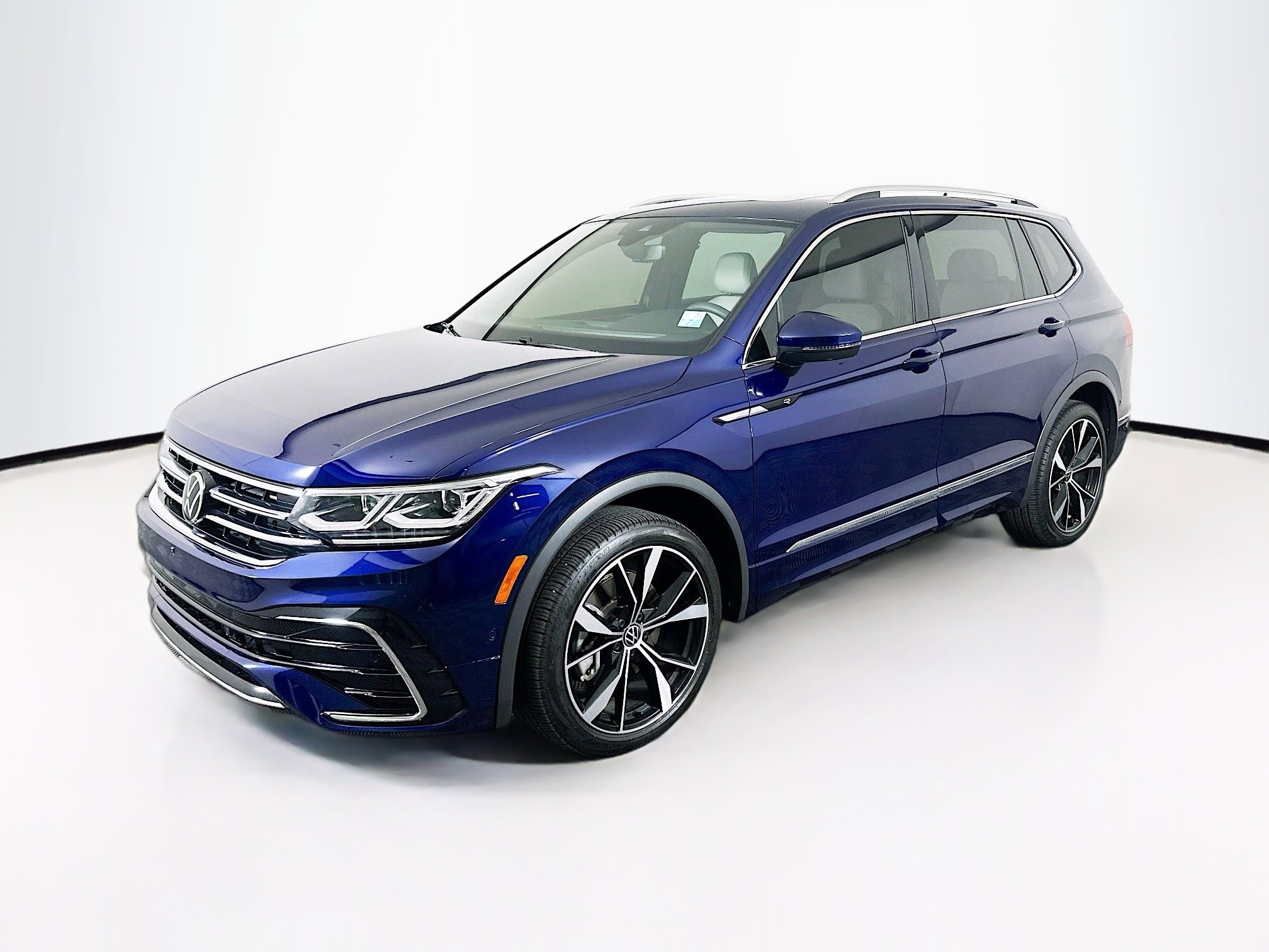 Used 2022 Volkswagen Tiguan SEL R-Line AWD/4WD image 3