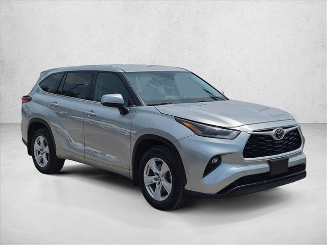 Used 2021 Toyota Highlander LE AWD/4WD image 3