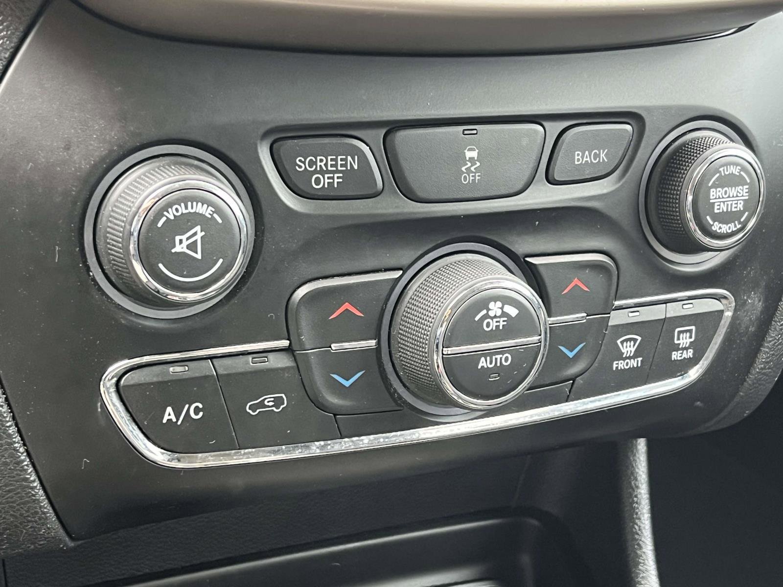 Used 2017 Jeep Cherokee Latitude w/ Comfort/Convenience Group FWD image 23