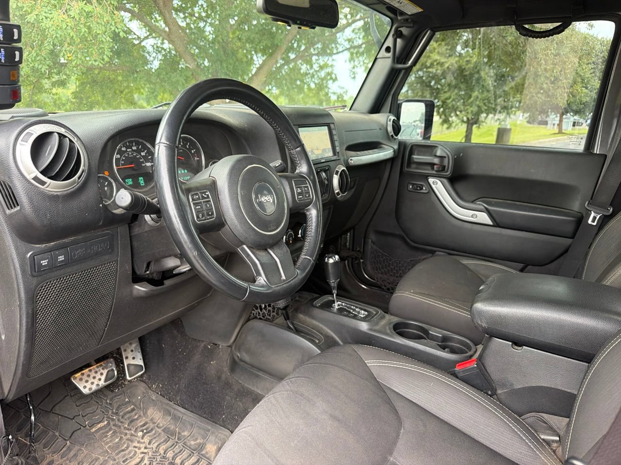 Used 2017 Jeep Wrangler Unlimited Rubicon w/ Cold Weather Group AWD/4WD image 13