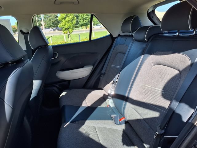 Used 2023 Hyundai Venue Limited FWD image 17