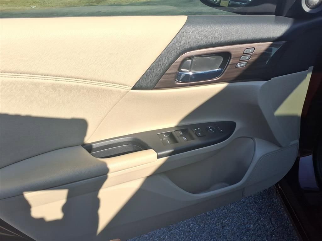 Used 2017 Honda Accord EX-L image 16