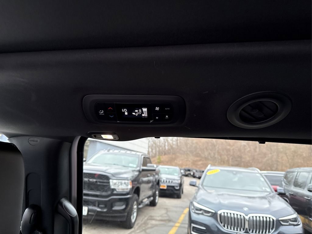 Used 2024 Chrysler Pacifica Limited w/ S Appearance Package image 34