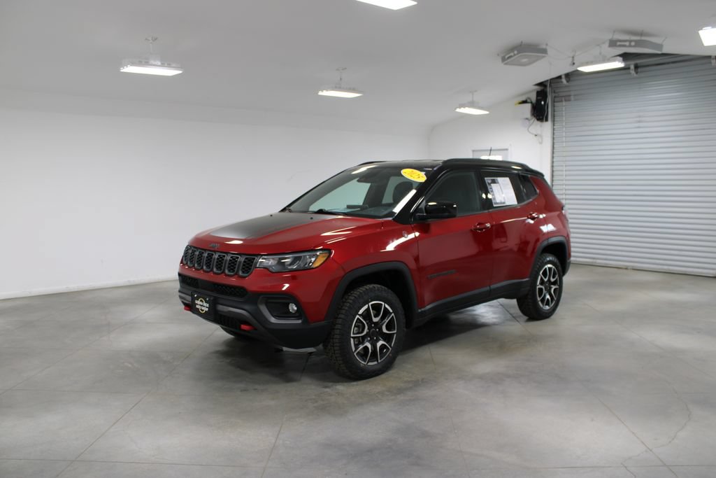 Used 2025 Jeep Compass Trailhawk AWD/4WD image 4