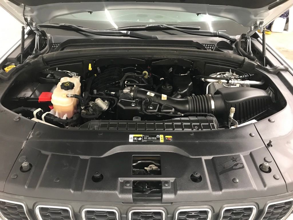 Used 2023 Jeep Grand Cherokee L Laredo image 34