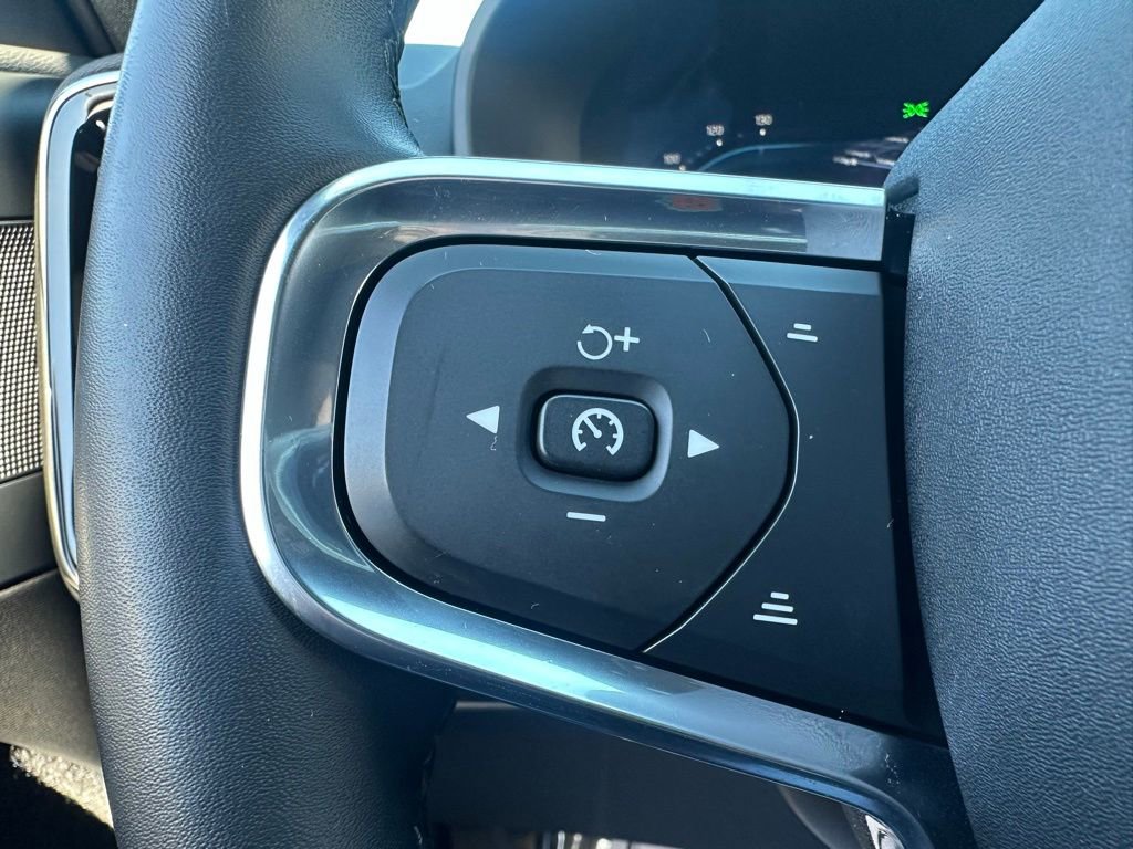 Used 2024 Volvo XC40 B5 Core image 27